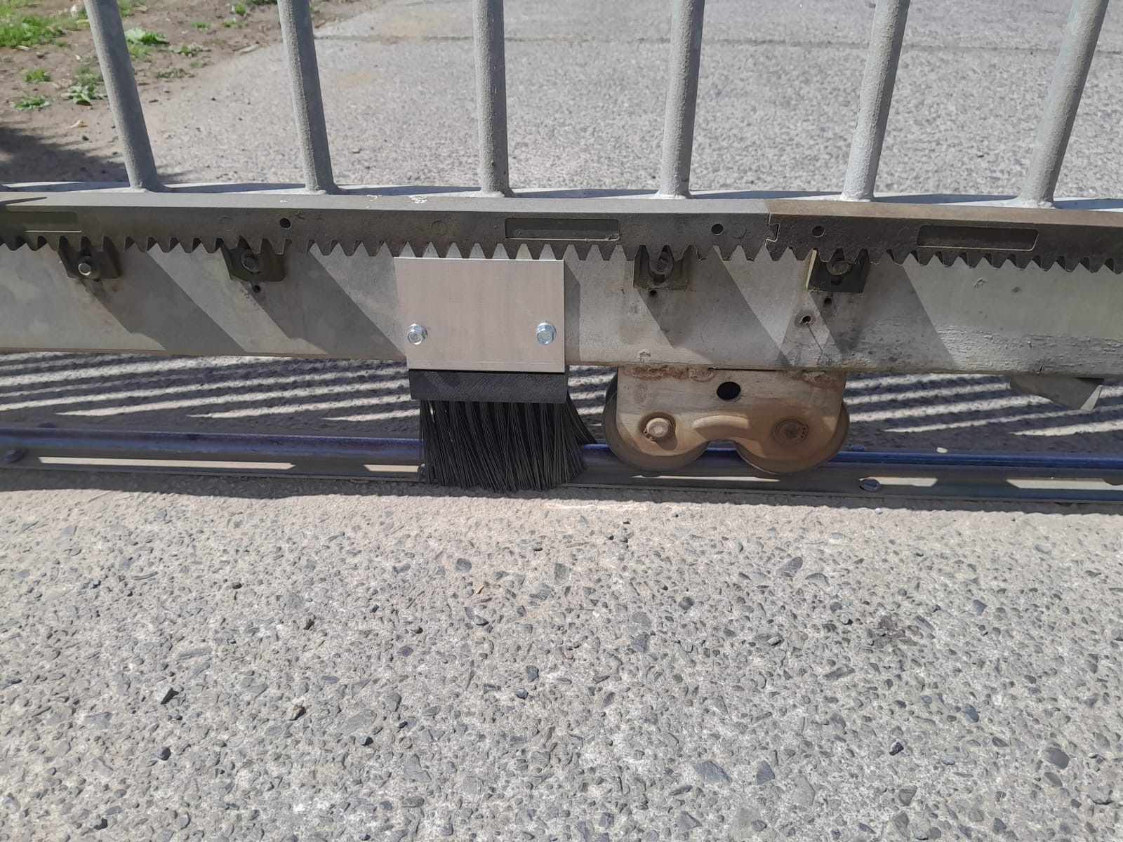 Sliding Gate Track Brush with Thick Bristles